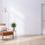 minimalistyczny salon z fotelem i lampą
