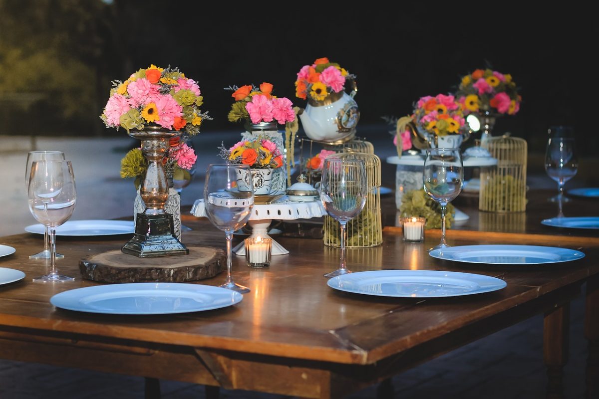 How to cheaply decorate a table for a party with friends?