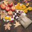dary jesieni: jabłka, kasztany, liście
