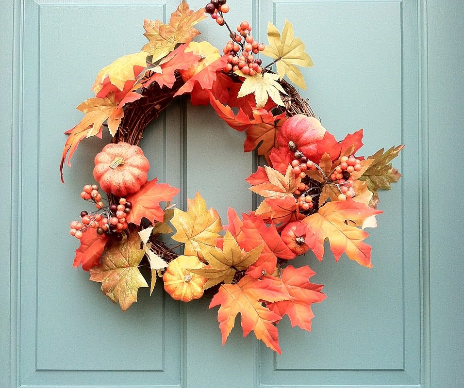 Decorate your door! DIY fall garland ideas