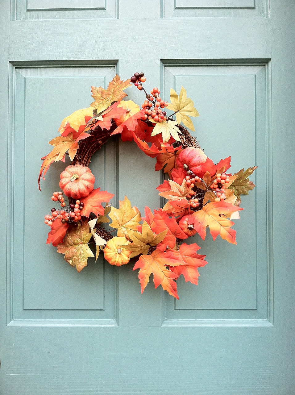 Decorate your door! DIY fall garland ideas