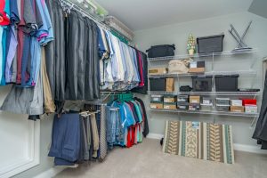 How to practically arrange a small dressing room?