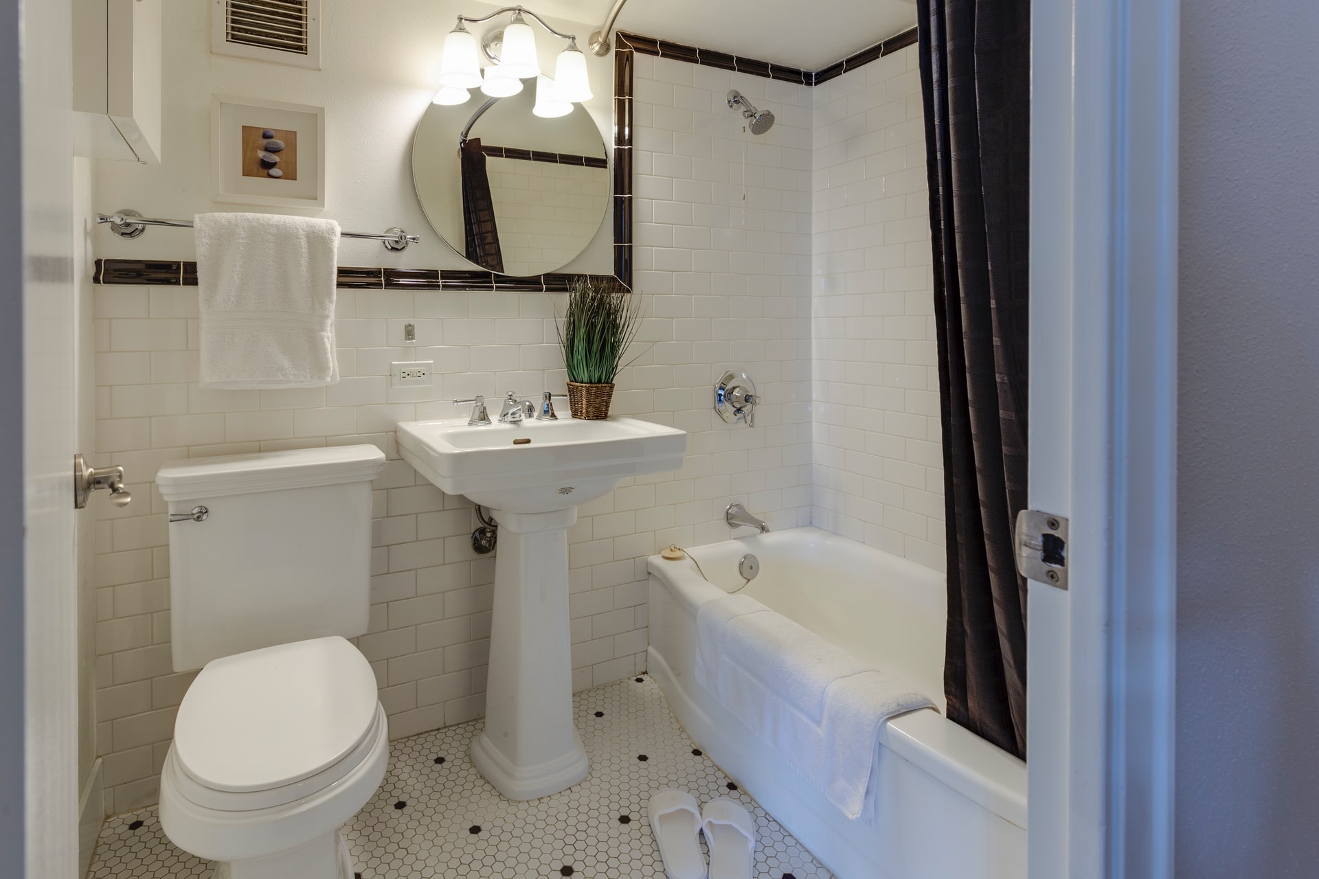 How to turn a bathroom into a cozy interior?